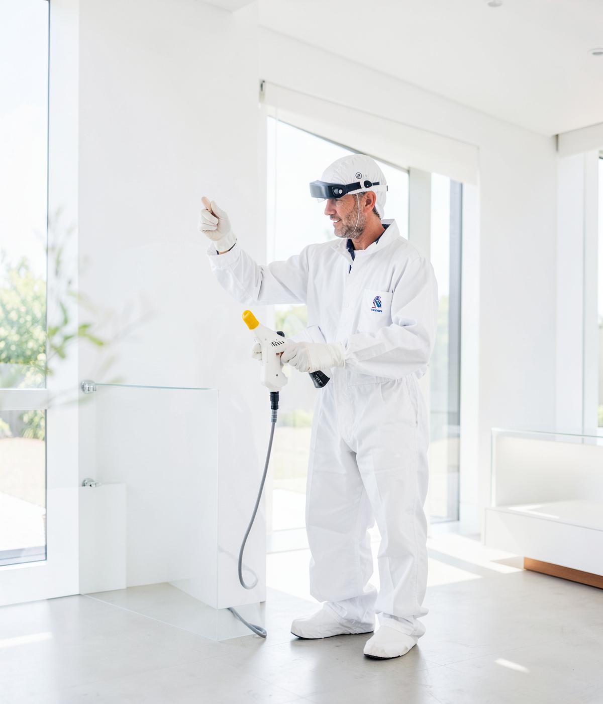 Técnico de Fumigadora F&C inspeccionando un hogar